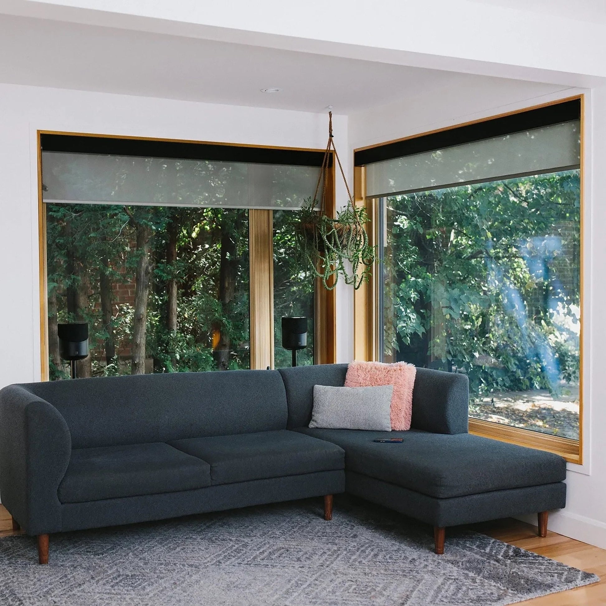 Bluesound Pulse M Streaming-Lautsprecher Schwarz Lifestyle als Paar auf Fenstersimsen im Wohnraum