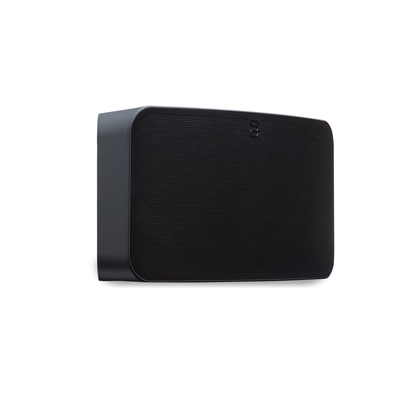 Bluesound Pulse Mini 2i Streaming-Lautsprecher Schwarz Schrägansicht von links auf Gitter und Gehäuseflanke