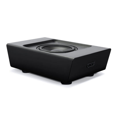 Bluesound Pulse Sub+ Subwoofer Schwarz Schrägansicht von oben ohne Gitter mit sichtbarem Tieftöner