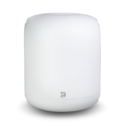 Bluesound Pulse SUB (SW200) Subwoofer Weiss Frontansicht, weisses Gehäuse mit Bluesound-Logo