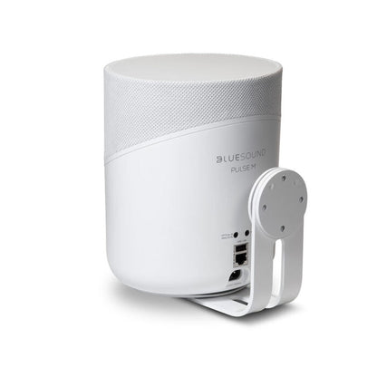 Bluesound WM230 Wandhalterung Pulse M Weiss Rückansicht mit montiertem Pulse M und Kabelführung