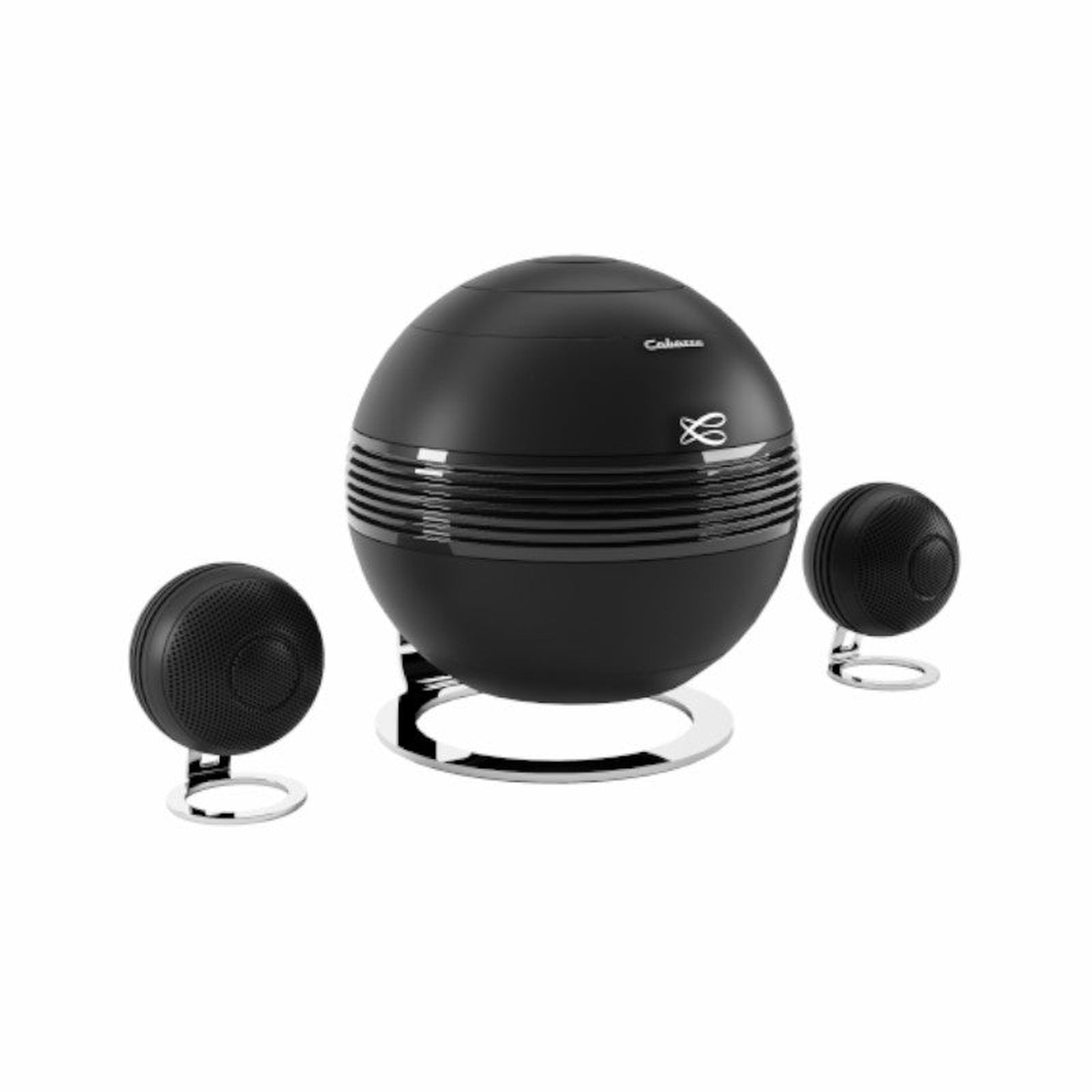 Cabasse The Pearl Keshi 2.1-System Schrägansicht mit Subwoofer-Kugel und zwei Satelliten auf Chromfuss in Schwarz