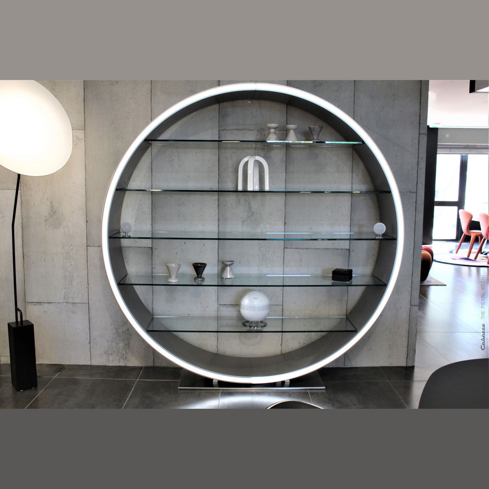 Cabasse The Pearl Keshi 2.1-System Lifestyle in Weiss im runden Glasregal mit LED-Lichtring