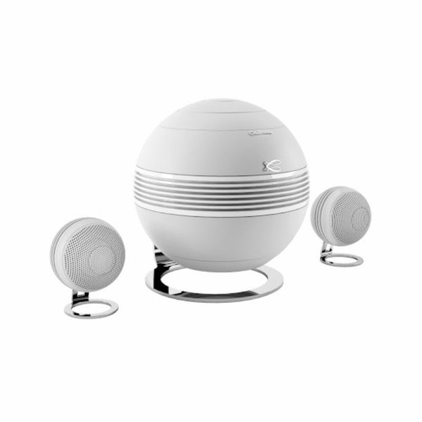 Cabasse The Pearl Keshi 2.1-System Schrägansicht mit Subwoofer-Kugel und zwei Satelliten auf Chromfuss in Weiss