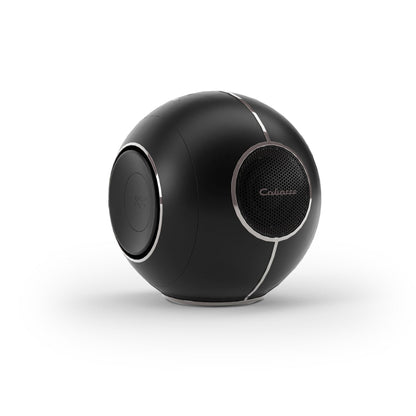 Cabasse The Pearl Myuki Aktivlautsprecher Schrägansicht mit kugelförmigem Gehäuse und Hochtöner in Schwarz