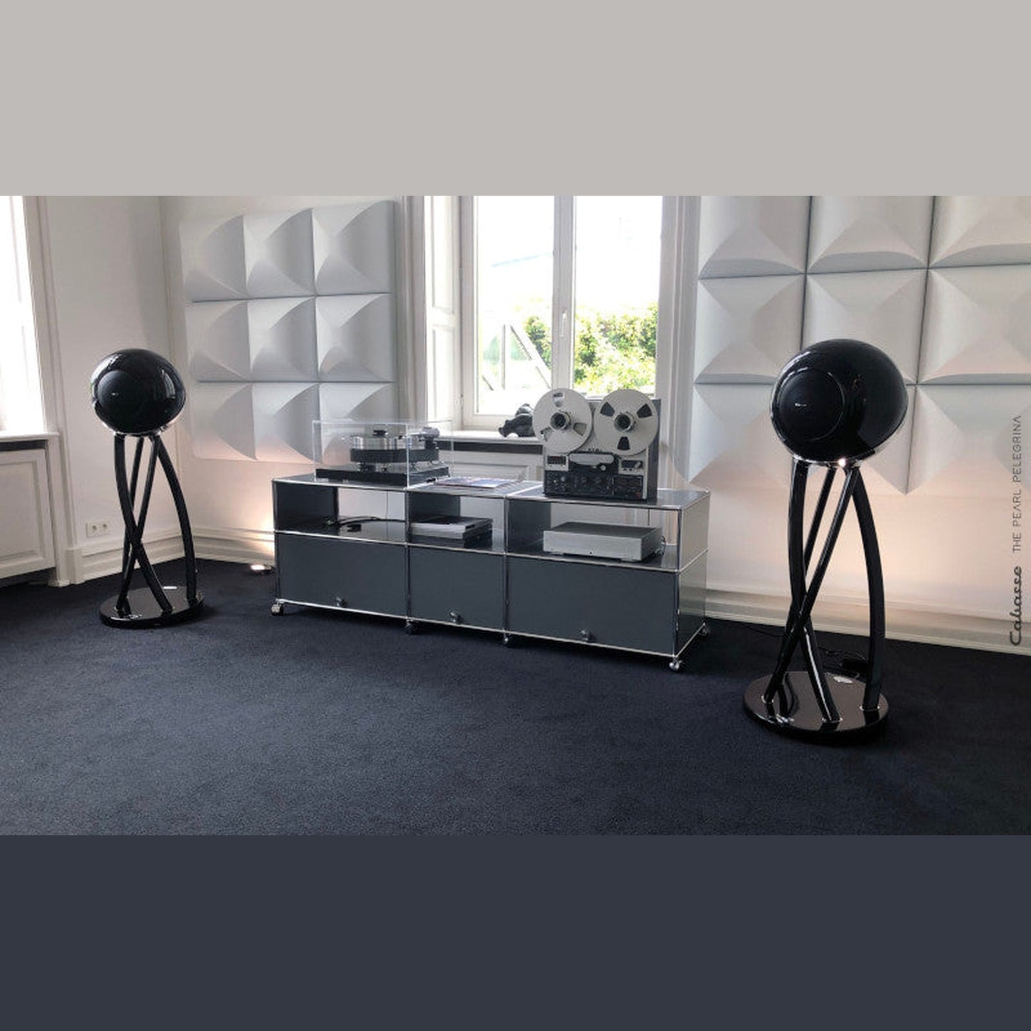 Cabasse The Pearl Pelegrina Standlautsprecher Lifestyle als Paar im Hörraum mit HiFi-Rack in Schwarz