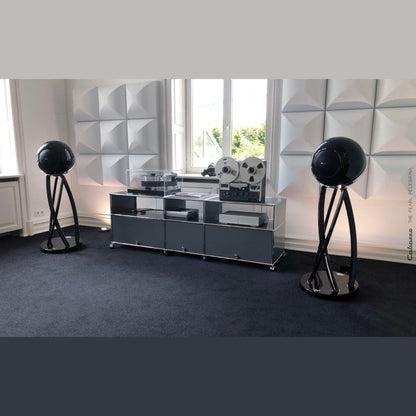 Cabasse The Pearl Pelegrina Standlautsprecher Lifestyle als Paar im Hörraum mit HiFi-Rack in Schwarz