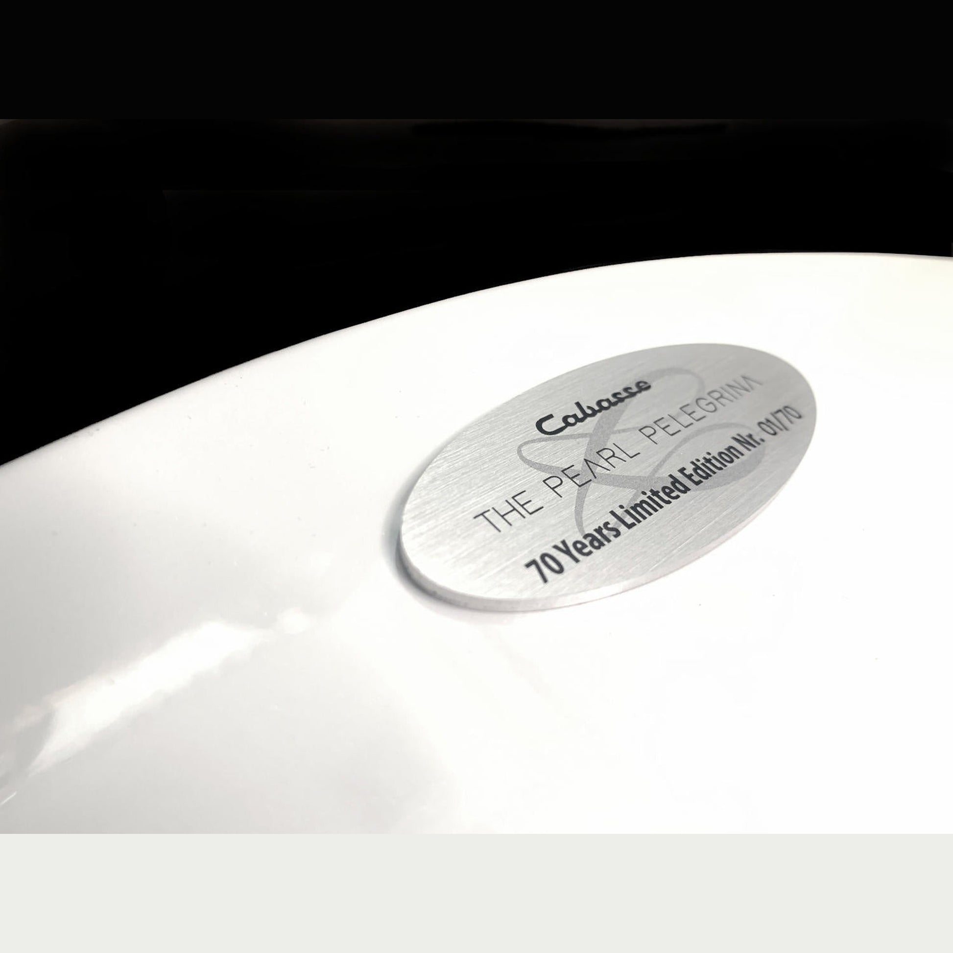 Cabasse The Pearl Pelegrina Standlautsprecher Detailansicht der Plakette 70 Years Limited Edition am Sockel in Weiss