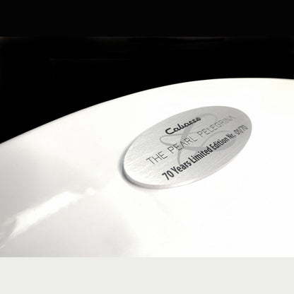 Cabasse The Pearl Pelegrina Standlautsprecher Detailansicht der Plakette 70 Years Limited Edition am Sockel in Weiss