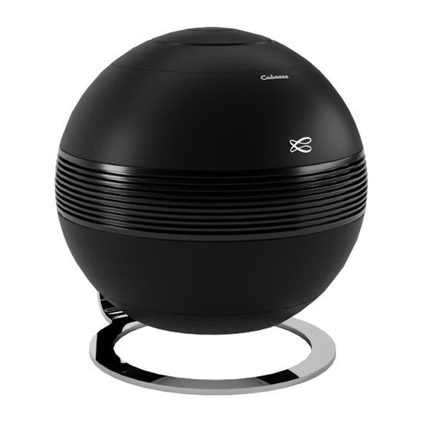 Cabasse The Pearl Sub Subwoofer Schrägansicht, Kugelgehäuse mit Lamellenring auf Chromfuss, Schwarz