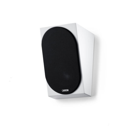 Canton AR 4 S2 Surround-Lautsprecher Weiss Schrägansicht mit aufgesetzter Stoffabdeckung und Canton Logo