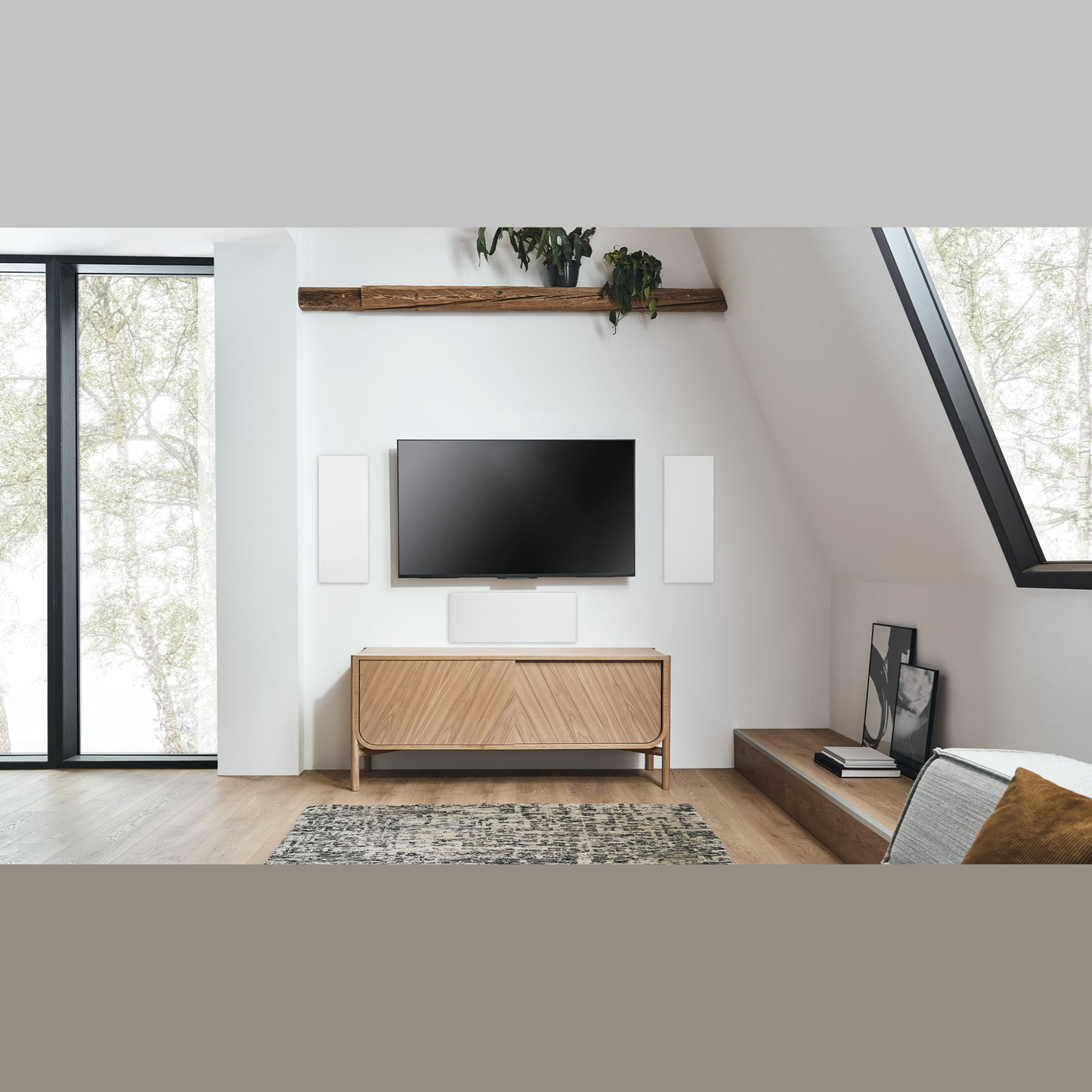 Canton Atelier InWall 11 C Center-Einbaulautsprecher weiss Lifestyle im Wohnzimmer unter dem Fernseher