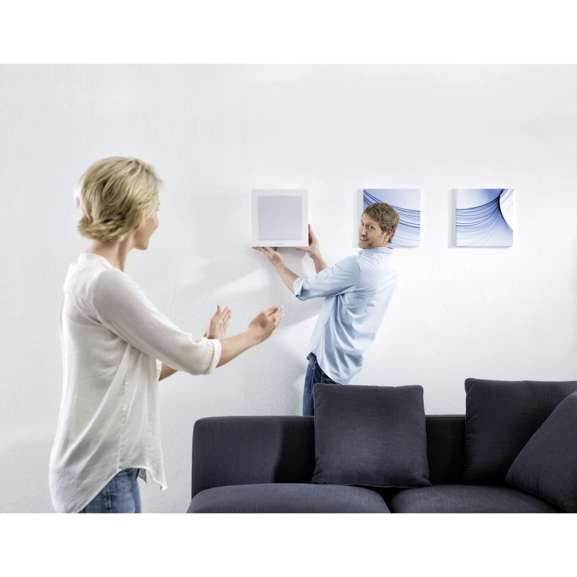 Canton Atelier InWall 3 Einbaulautsprecher weiss Lifestyle Wandmontage im Wohnzimmer über dem Sofa