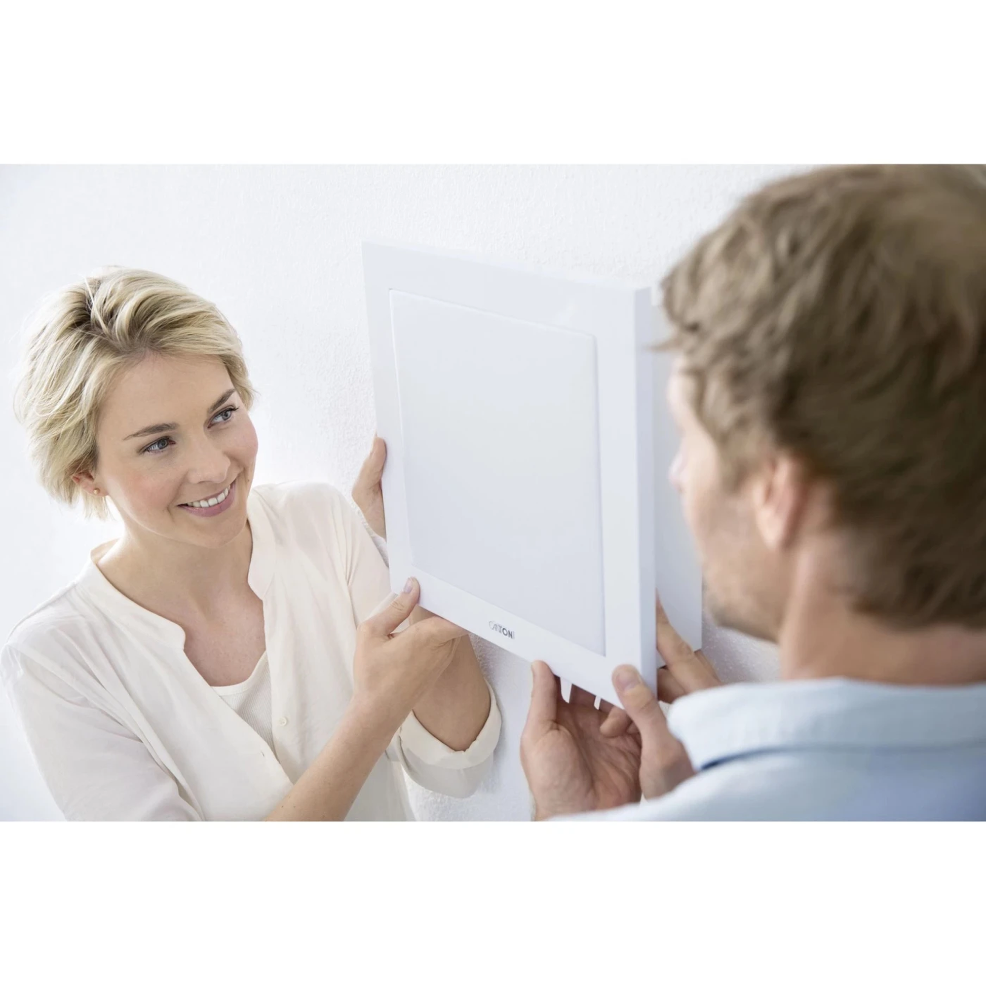 Canton Atelier InWall 3 Einbaulautsprecher weiss Lifestyle Einbau der Abdeckung durch zwei Personen