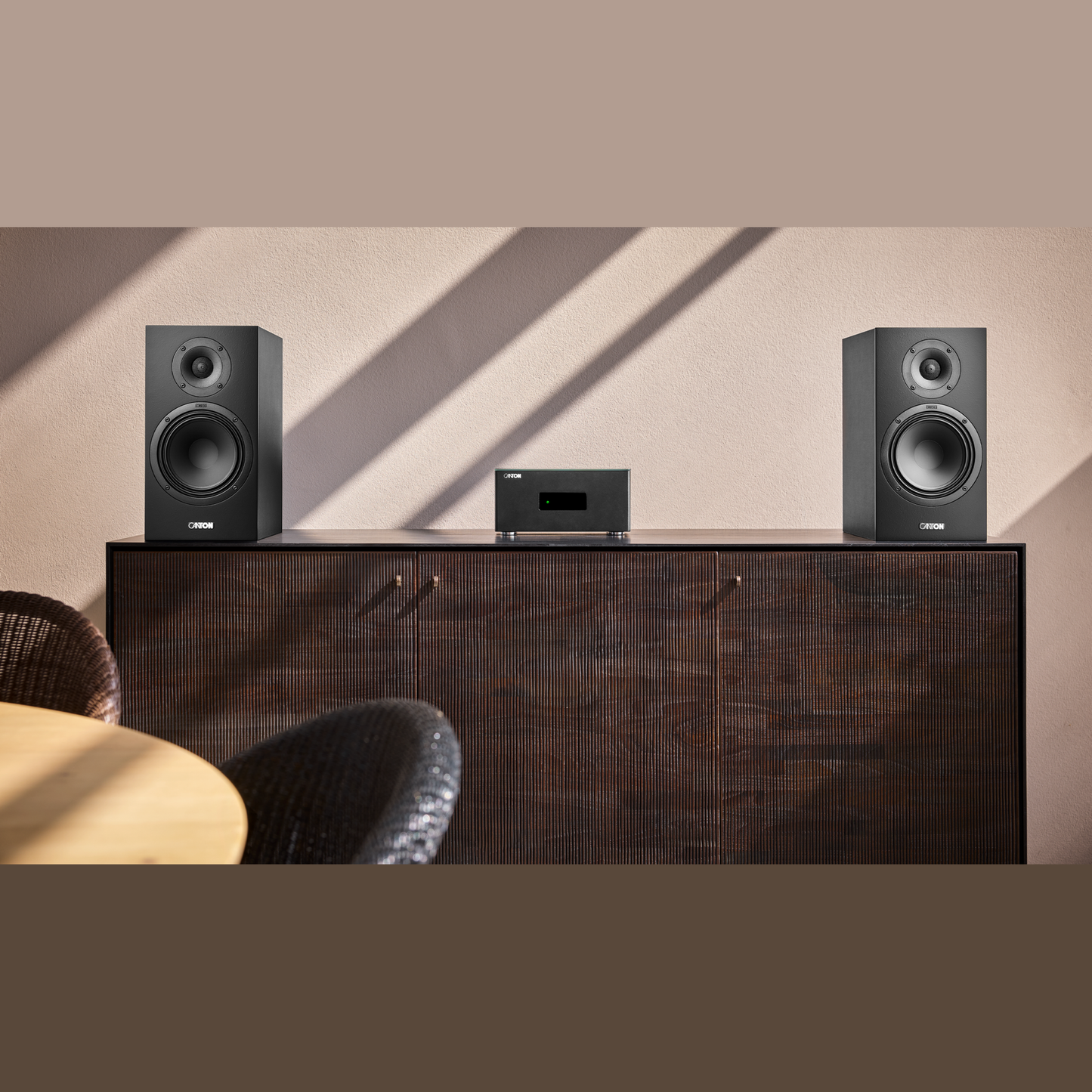 Canton GLE 30 S2 Regallautsprecher Schwarz Lifestyle als Stereopaar auf Sideboard mit Verstärker