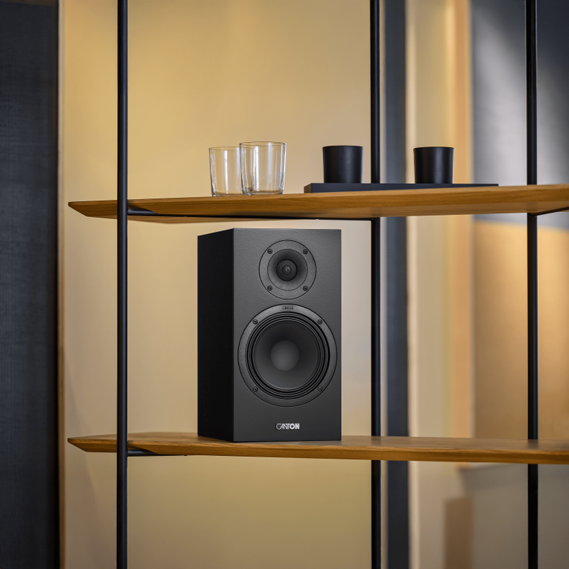 Canton GLE 30 S2 Regallautsprecher Schwarz Lifestyle im Regal eines Wohnraums, ohne Abdeckung