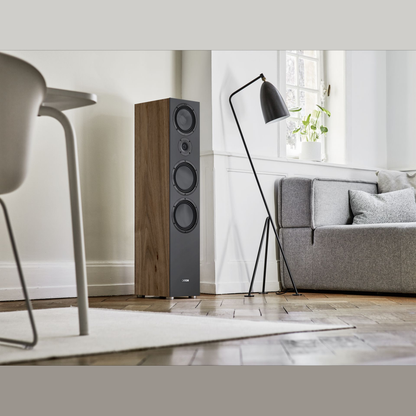 Canton GLE 90 S2 Standlautsprecher Nussbaum Lifestyle im Wohnraum neben Sofa und Stehleuchte