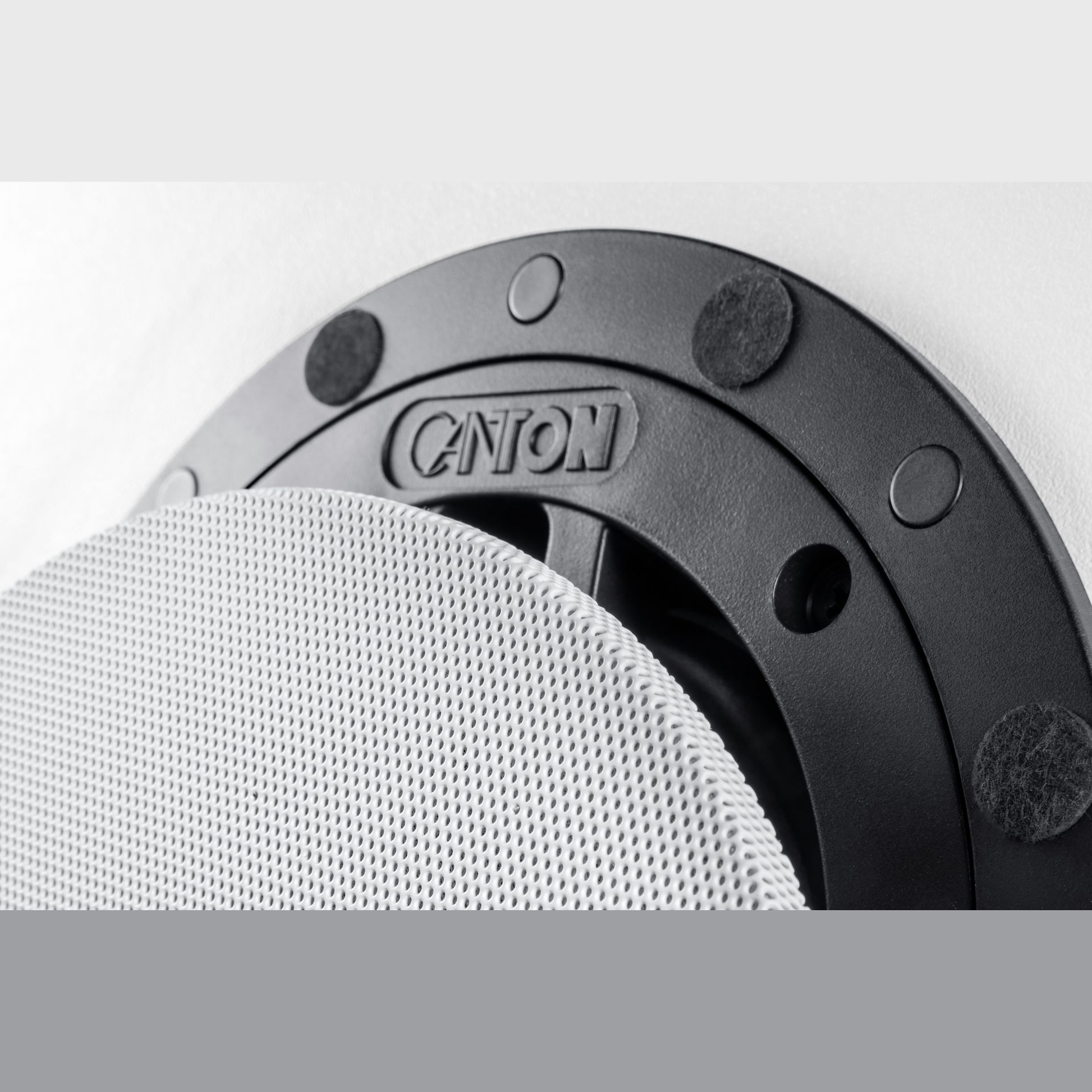 Canton InCeiling P4-16 Einbaulautsprecher weiss, Detailansicht Canton Logo am Montagerahmen