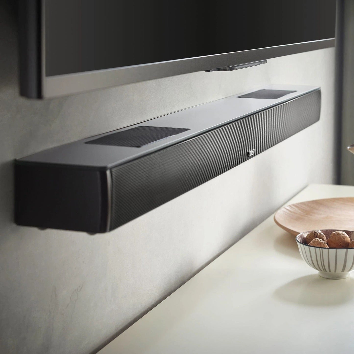 Canton Smart Libero Cinema Set + Smart Sub 8 Heimkino-Set Schwarz Lifestyle unter wandmontiertem Fernseher im Wohnraum