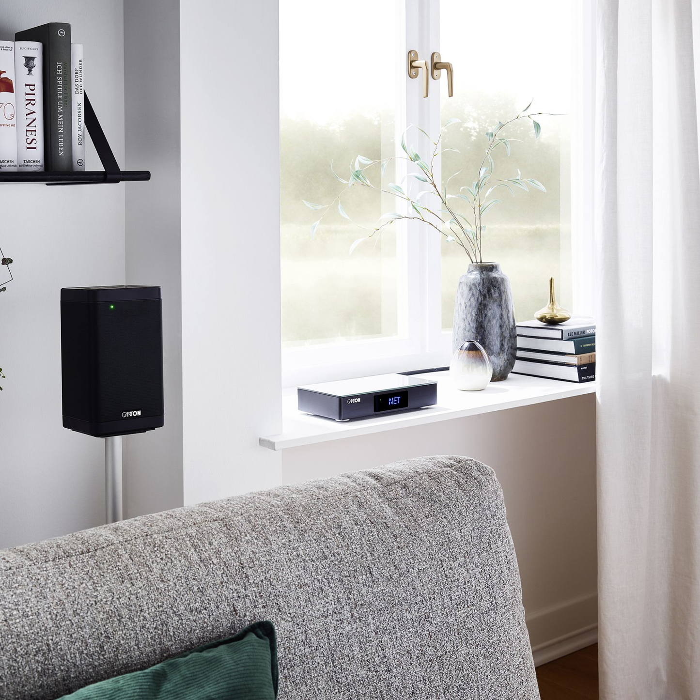 Canton Smart Libero Set 4 Surround-Set Schwarz Lifestyle im Wohnraum mit Lautsprecher und Smart Connect