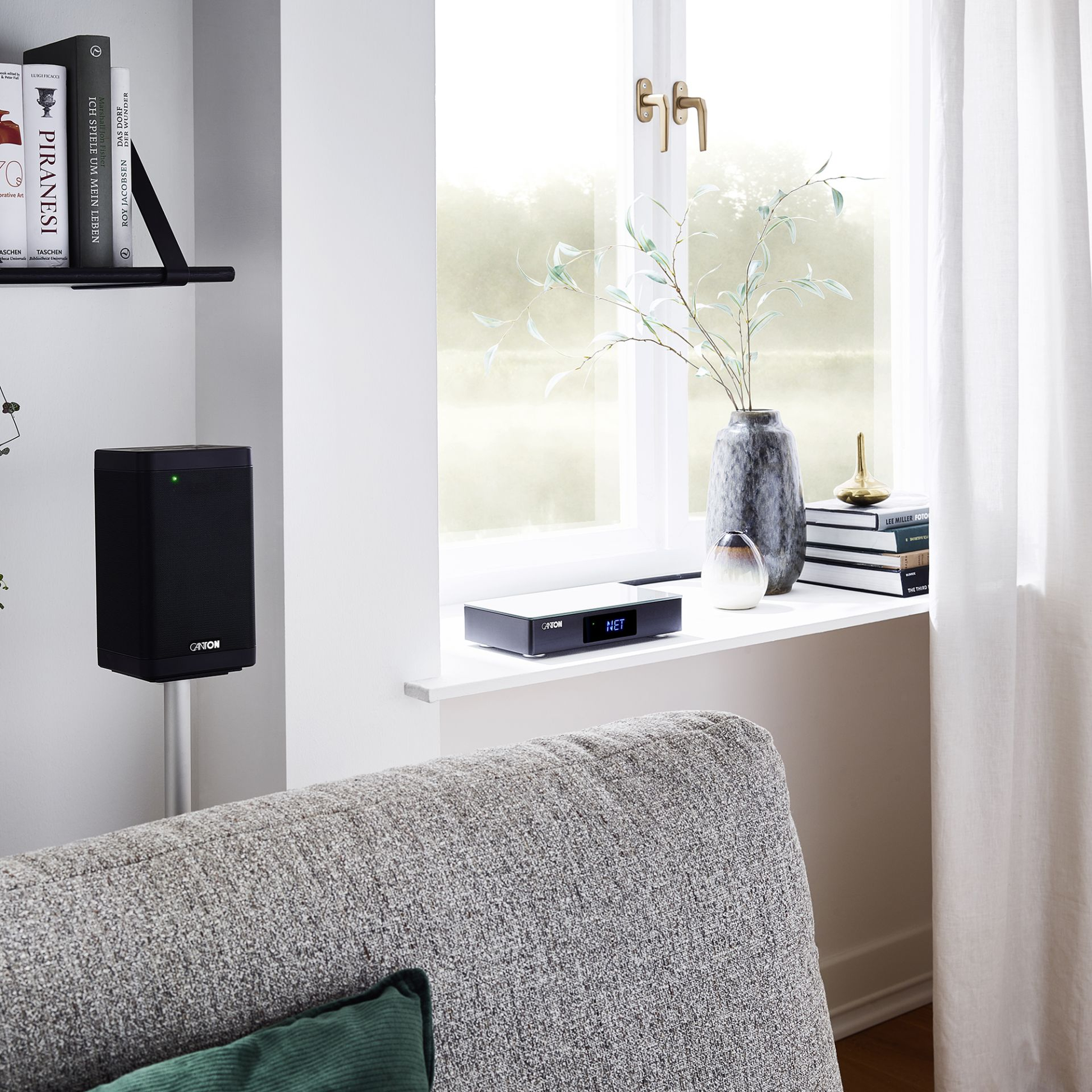 Canton Smart Libero Set 4 Surround-Set Schwarz Lifestyle im Wohnraum mit Lautsprecher und Smart Connect