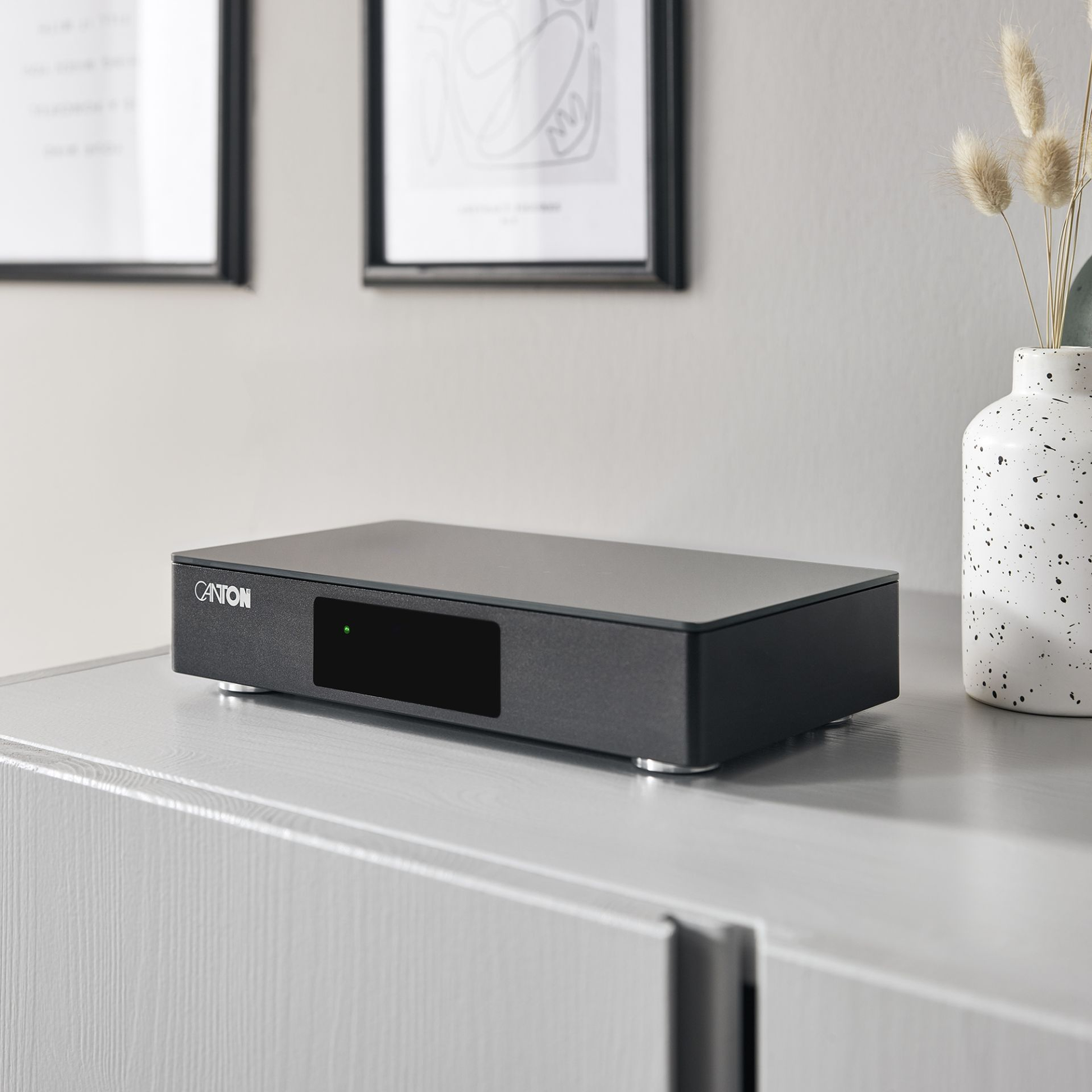 Canton Smart Libero Set 4 Surround-Set Weiss Lifestyle mit Smart Connect auf einem Sideboard