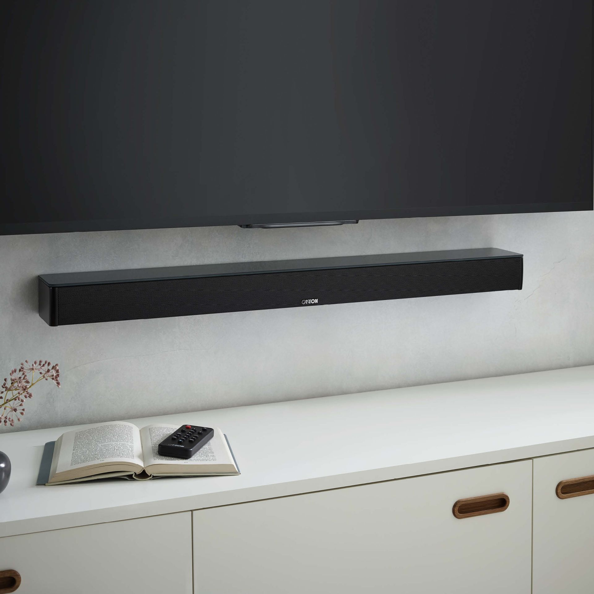 Canton Smart Soundbar 9 S2 Soundbar Schwarz Lifestyle unter Wandfernseher im Wohnraum
