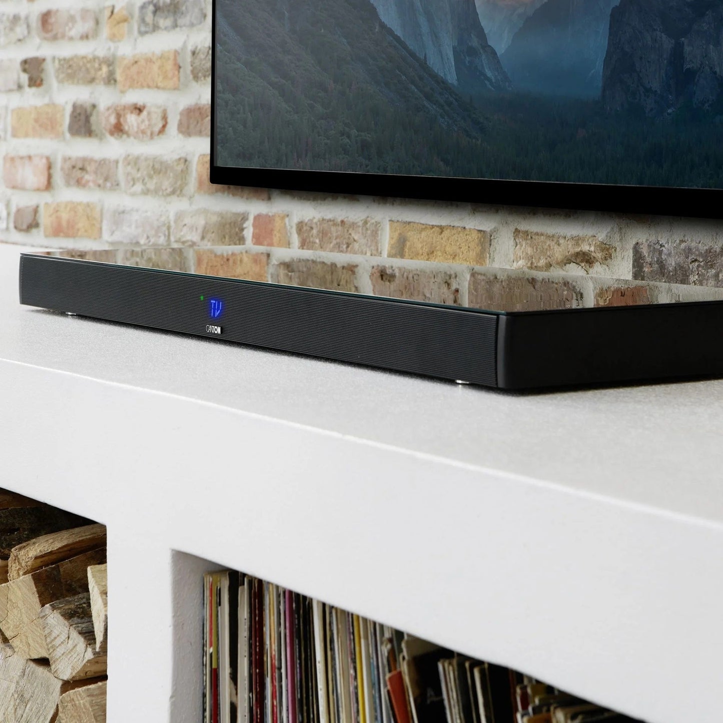 Canton Smart Sounddeck 100 S2 Sounddeck Schwarz Lifestyle mit blauer Statusanzeige auf Konsole