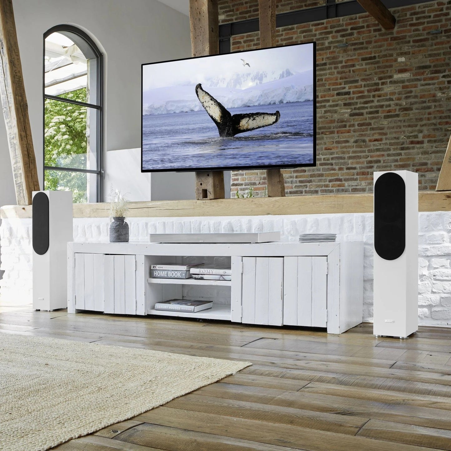 Canton Smart Sounddeck 100 S2 Sounddeck Weiss Lifestyle im Heimkino mit weissen Standlautsprechern