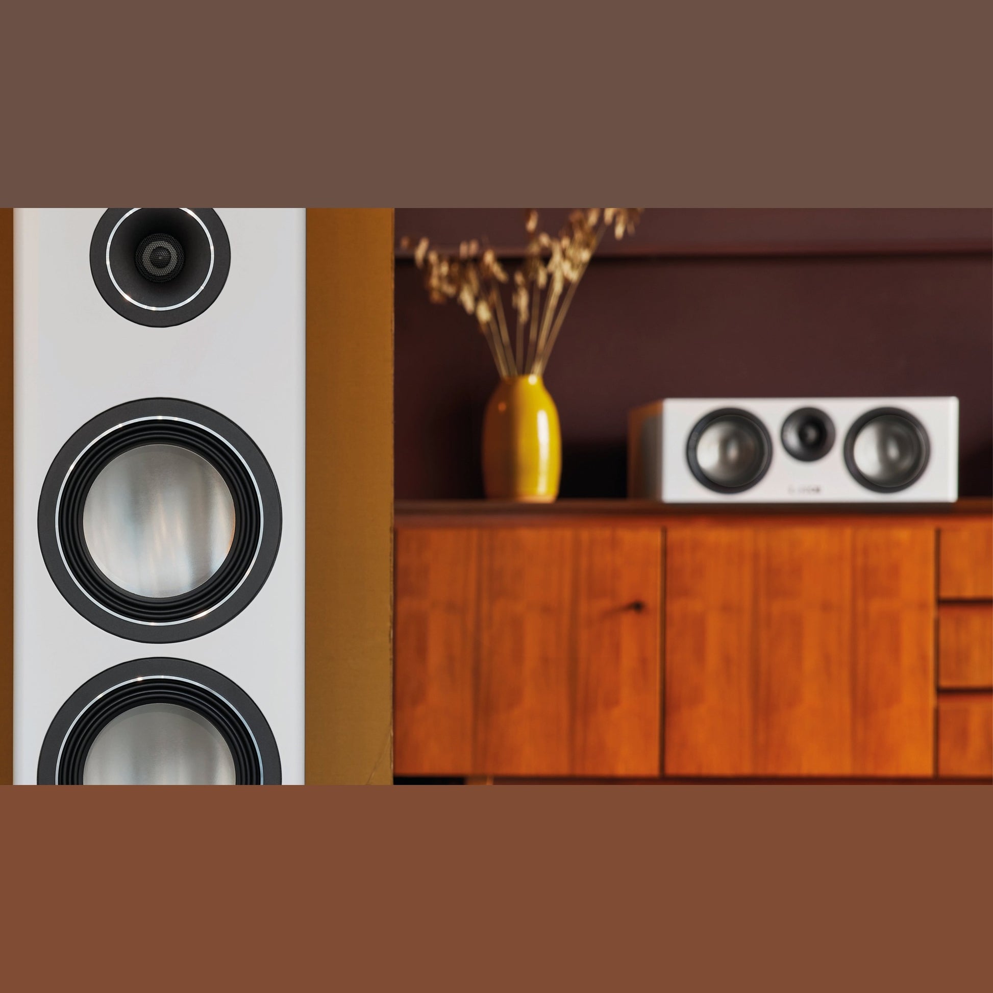 Canton Townus 50 Center-Lautsprecher Weiss Lifestyle auf Sideboard neben Standlautsprecher