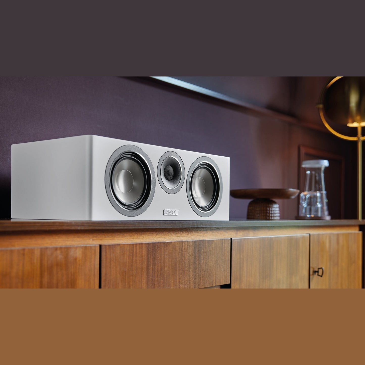 Canton Townus 50 Center-Lautsprecher Weiss Lifestyle auf Holz-Sideboard im Wohnraum