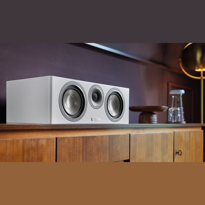 Canton Townus 50 Center-Lautsprecher Weiss Lifestyle auf Holz-Sideboard im Wohnraum