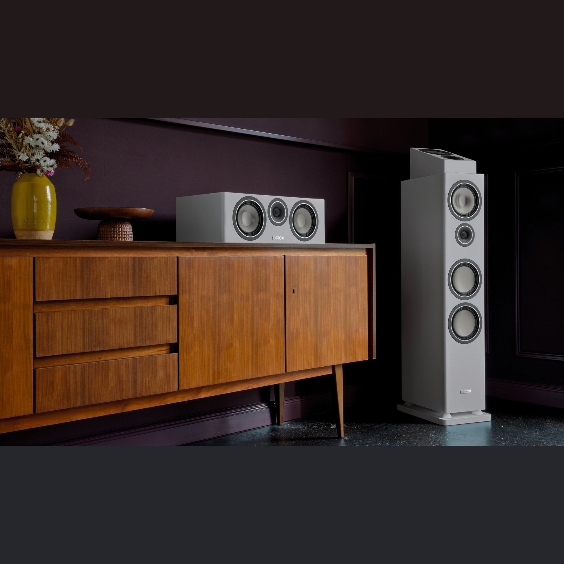 Canton Townus 90 Standlautsprecher Weiss Lifestyle im Wohnraum mit Center-Lautsprecher auf dem Sideboard