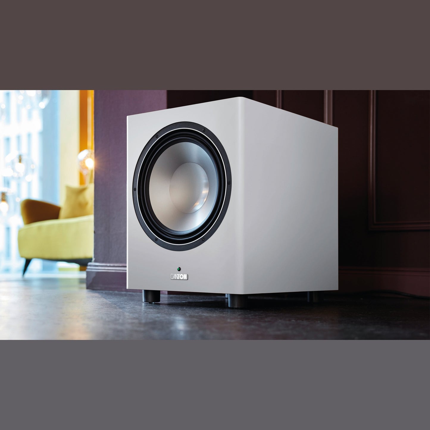 Canton Townus Sub 12 Aktiv-Subwoofer Weiss Lifestyle frei stehend im Wohnraum ohne Abdeckung