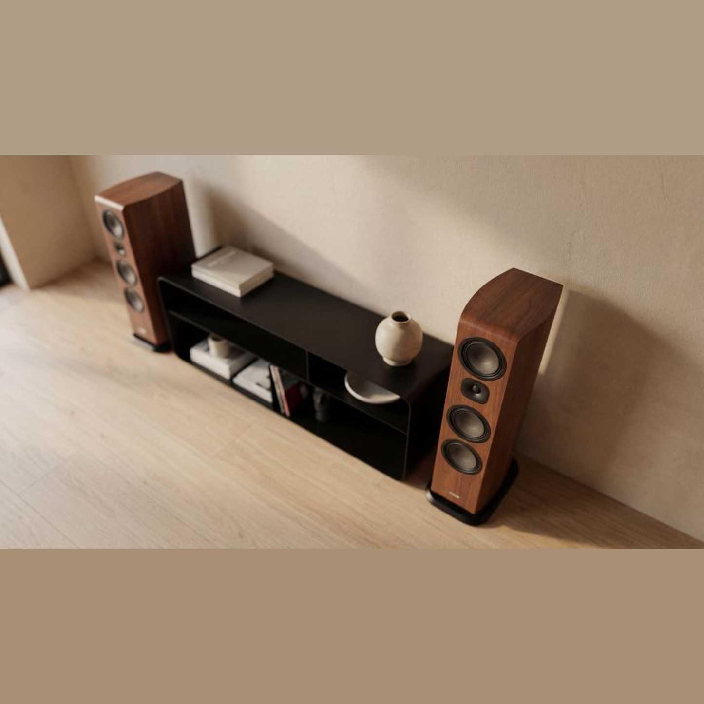 Canton Vento 101 Standlautsprecher Nussbaum Lifestyle im Wohnraum am Lowboard