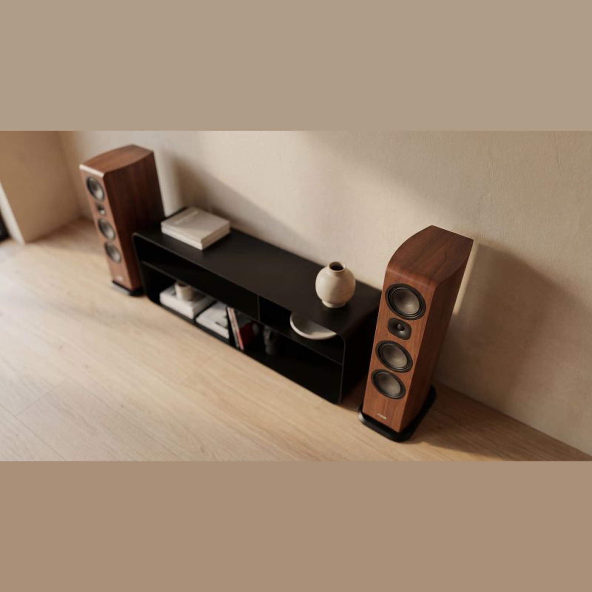 Canton Vento 101 Standlautsprecher Nussbaum Lifestyle im Wohnraum am Lowboard