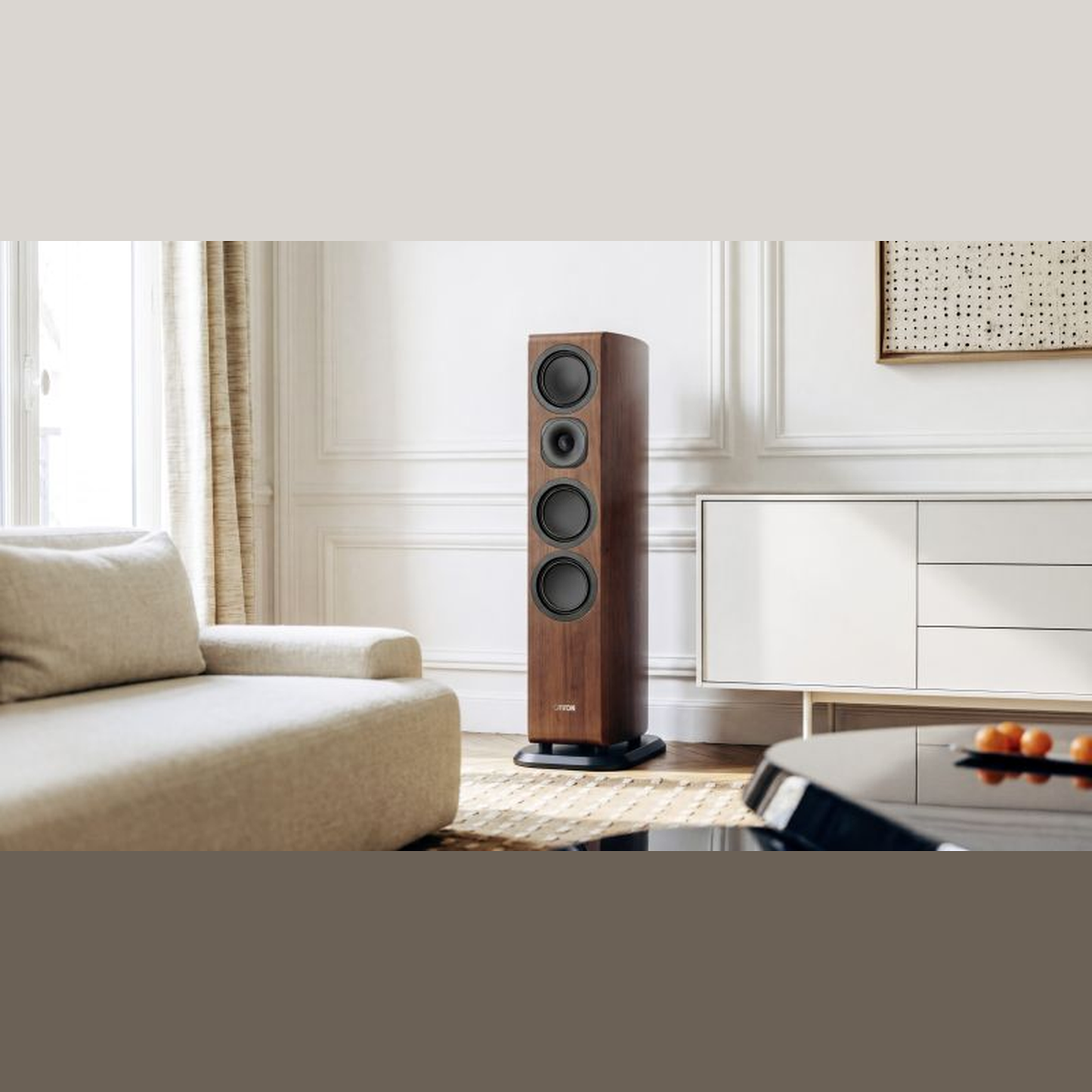 Canton Vento 101 Standlautsprecher Nussbaum Lifestyle im Wohnraum neben dem Sofa