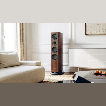 Canton Vento 101 Standlautsprecher Nussbaum Lifestyle im Wohnraum neben dem Sofa