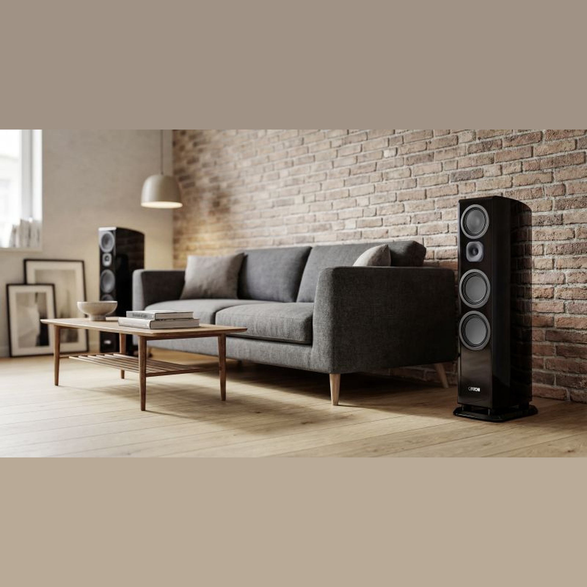 Canton Vento 101 Standlautsprecher Schwarz Lifestyle im Wohnraum vor Backsteinwand
