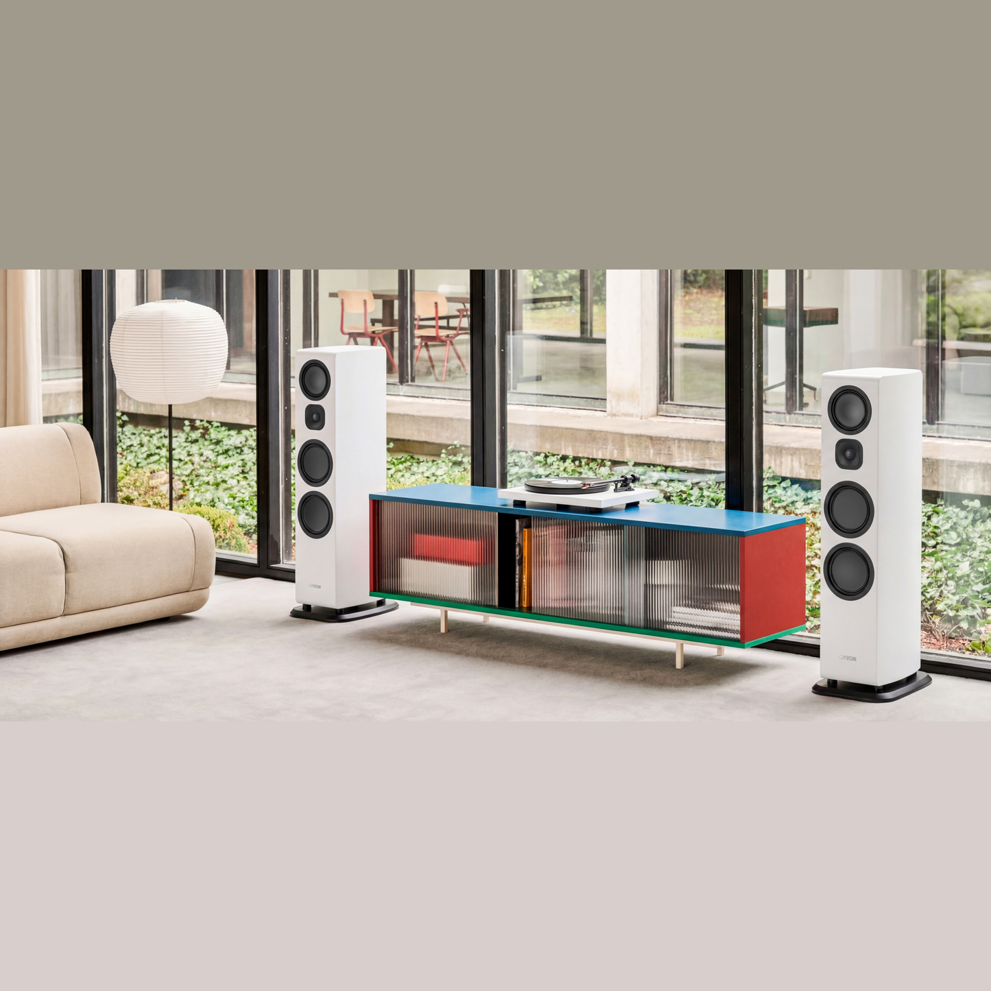 Canton Vento 101 Standlautsprecher Weiss Lifestyle im Wohnraum an der Fensterfront