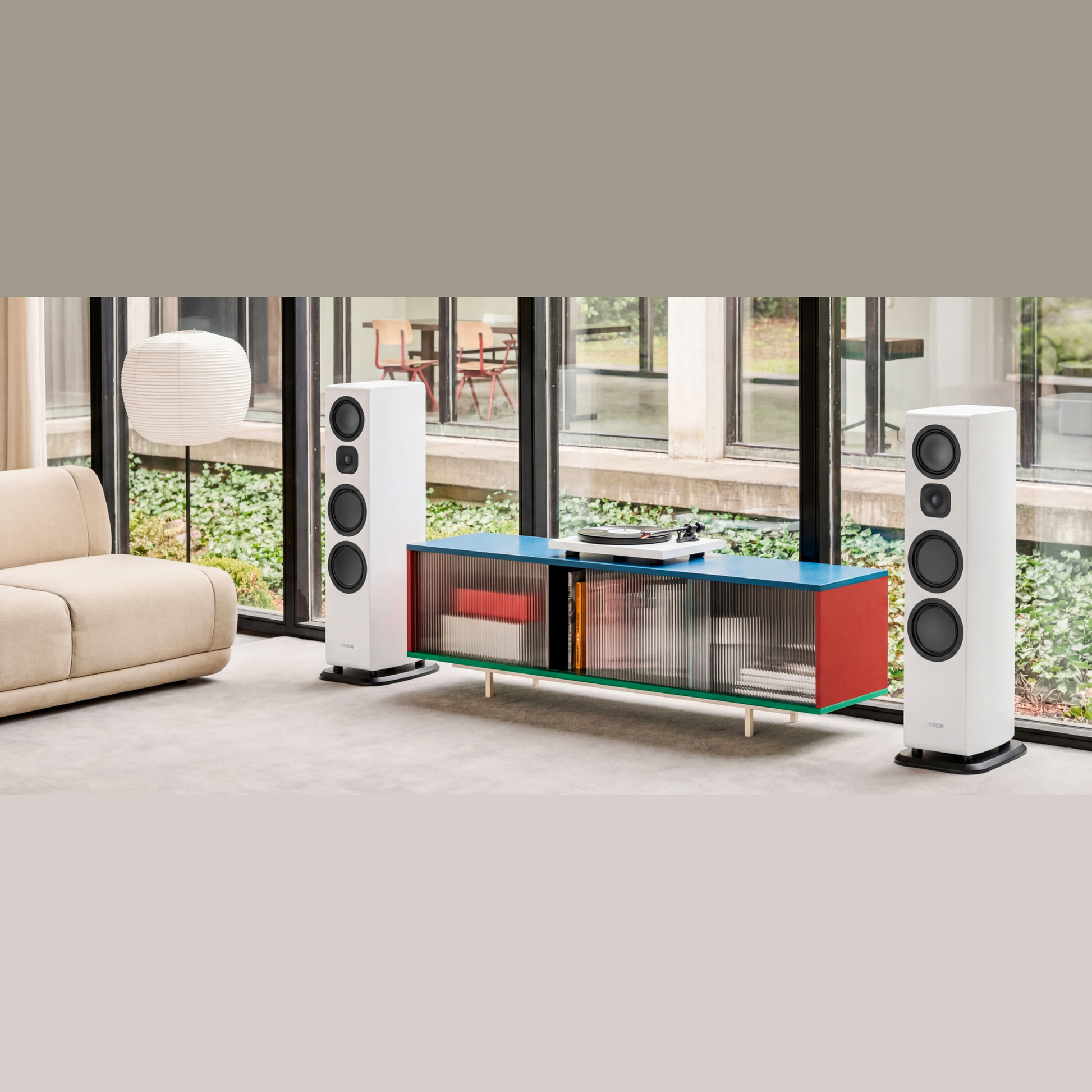 Canton Vento 101 Standlautsprecher Weiss Lifestyle im Wohnraum an der Fensterfront