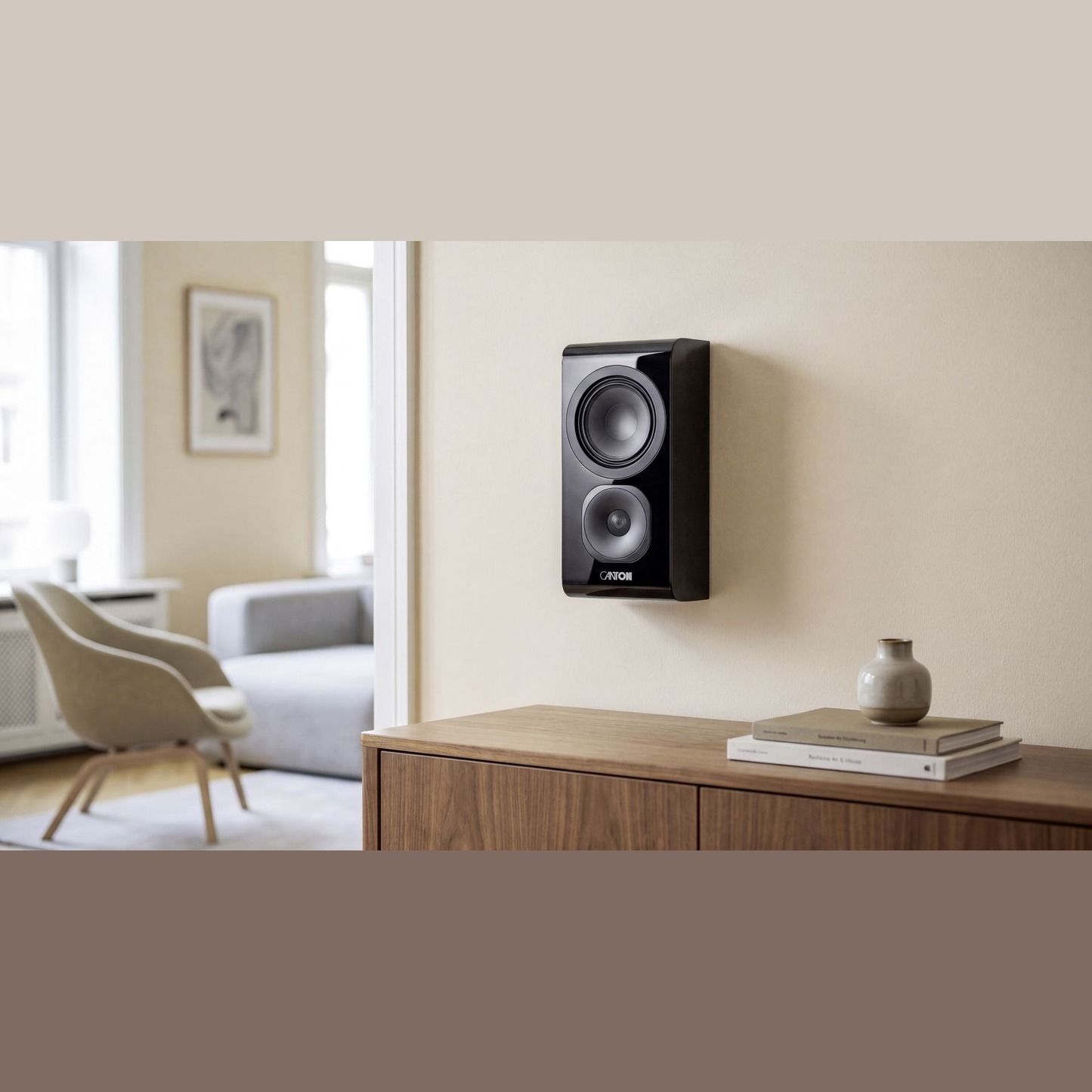 Canton Vento 11 Wandlautsprecher Schwarz Lifestyle an der Wohnzimmerwand neben Sessel