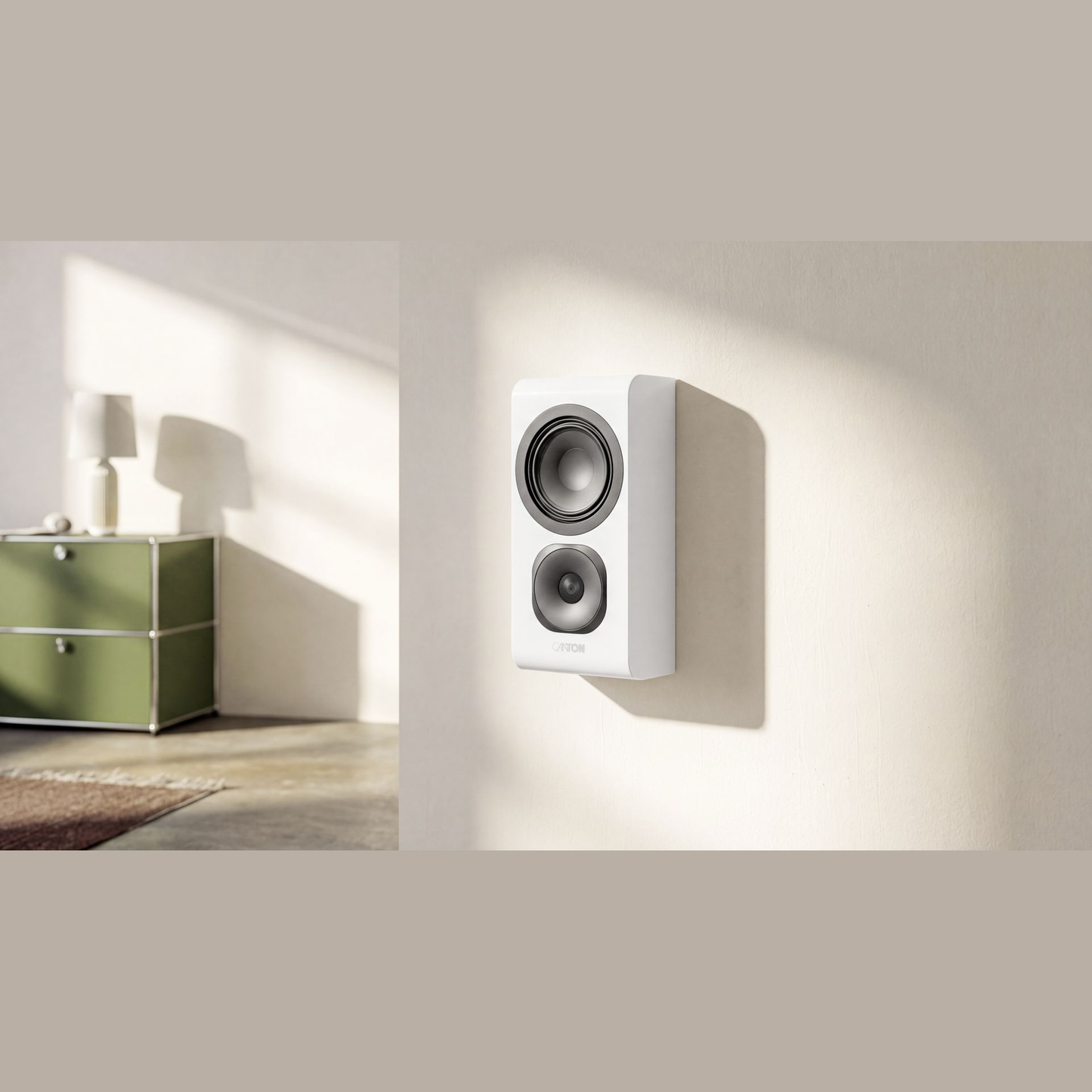 Canton Vento 11 Wandlautsprecher Weiss Lifestyle an sonniger Wohnzimmerwand montiert