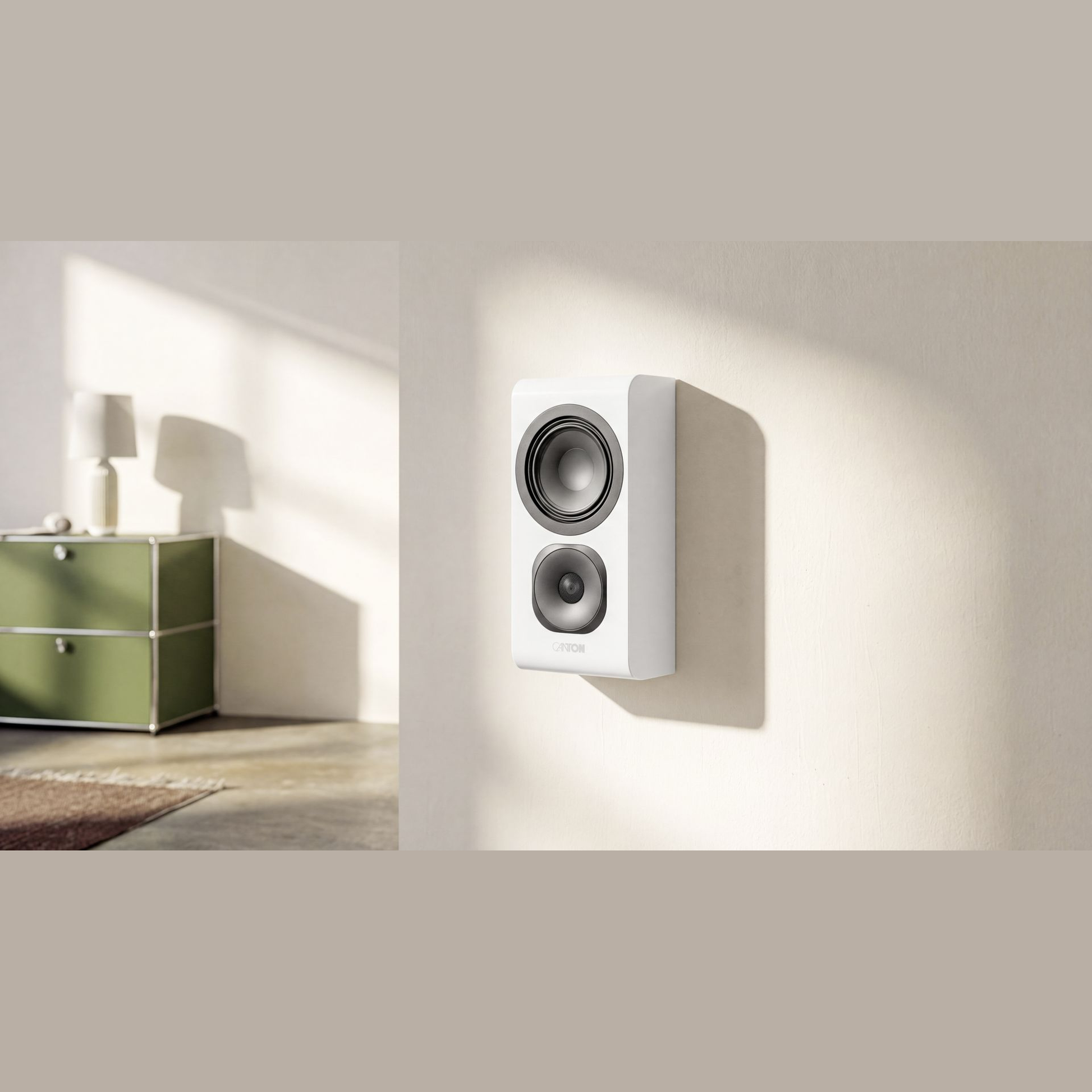 Canton Vento 11 Wandlautsprecher Weiss Lifestyle an sonniger Wohnzimmerwand montiert