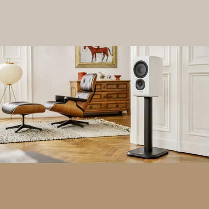 Canton Vento 21 Kompaktlautsprecher Weiss Lifestyle auf Standfuss im Wohnzimmer mit Loungesessel