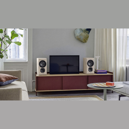 Canton Vento 31 Kompaktlautsprecher Sand Lifestyle als Stereopaar am TV-Sideboard im Wohnzimmer