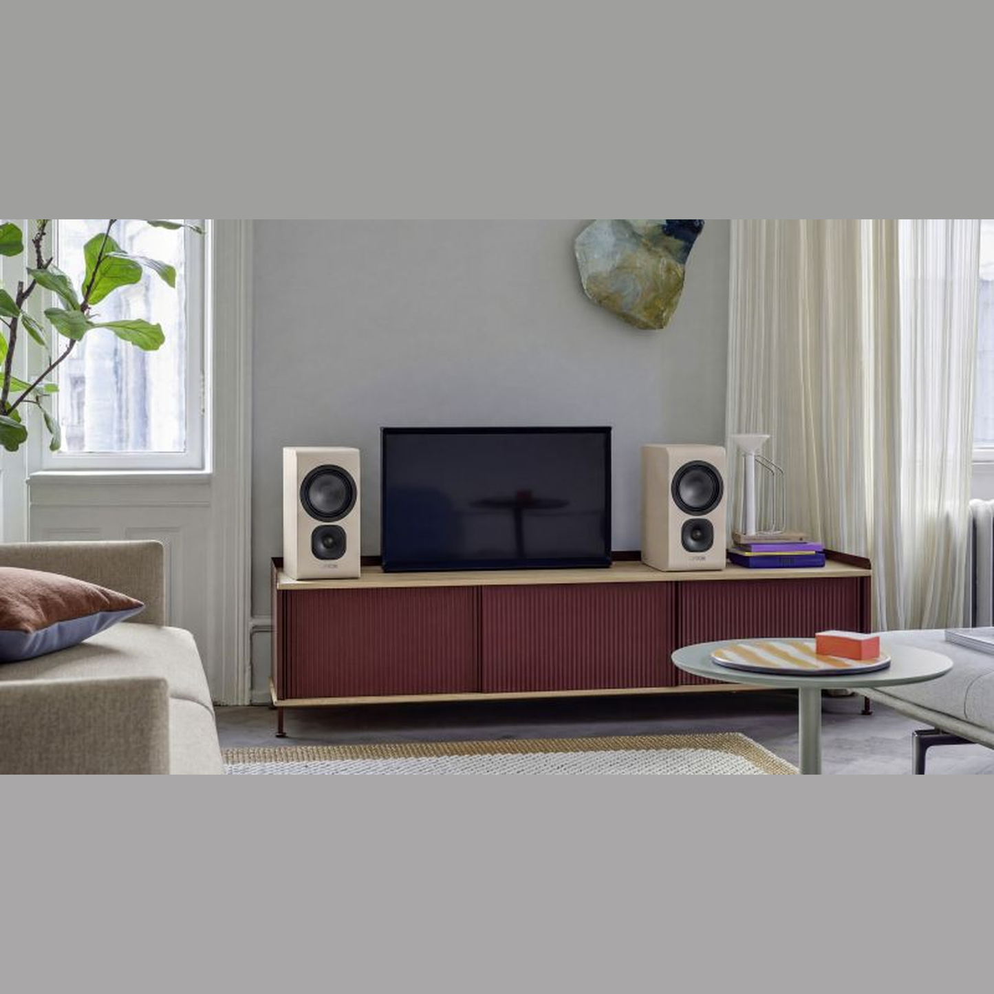Canton Vento 31 Kompaktlautsprecher Sand Lifestyle als Stereopaar am TV-Sideboard