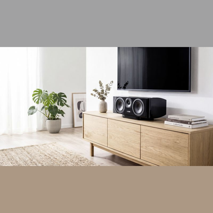 Canton Vento 51 Center-Lautsprecher Schwarz Lifestyle auf einem Sideboard aus Eiche