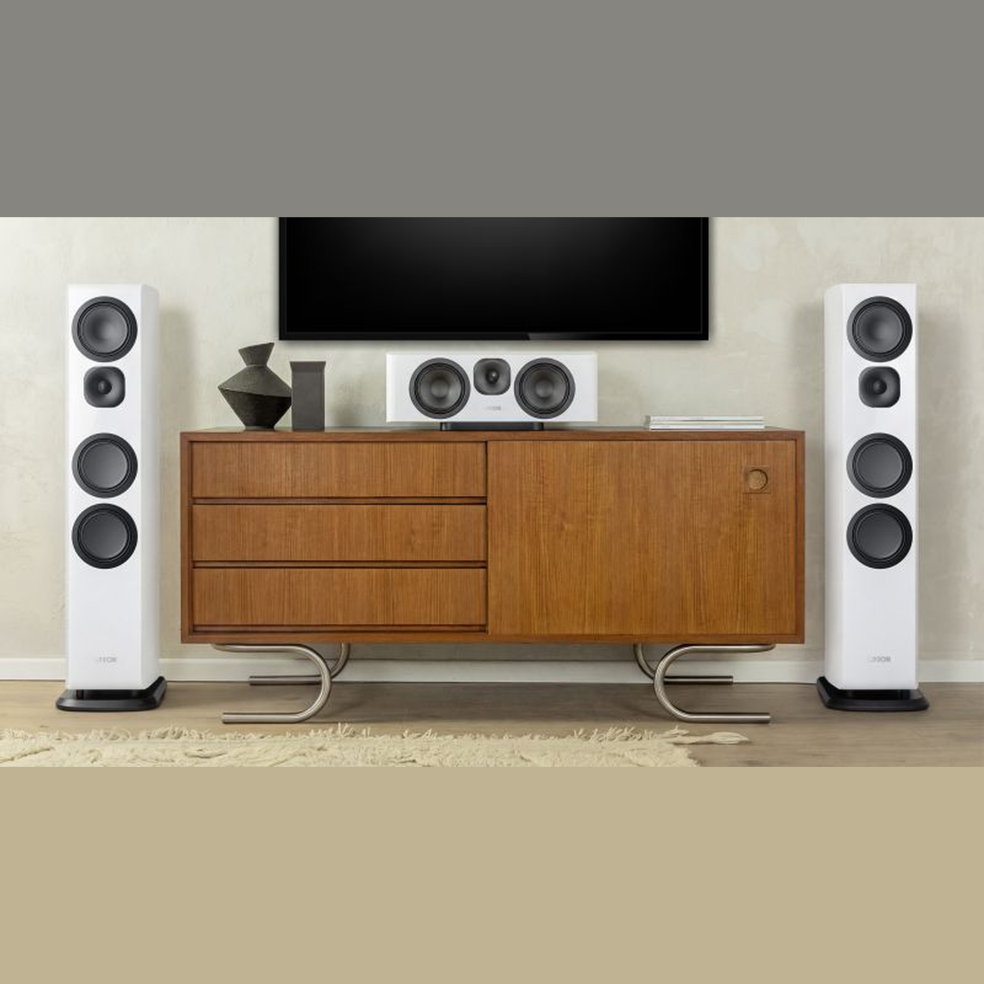 Canton Vento 51 Center-Lautsprecher Weiss Lifestyle auf Sideboard zwischen zwei Standlautsprechern