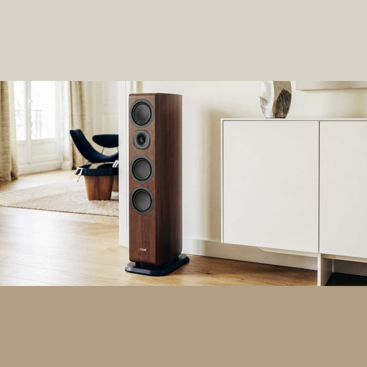 Canton Vento 81 Standlautsprecher Nussbaum Lifestyle im Wohnraum neben Sideboard und Sessel